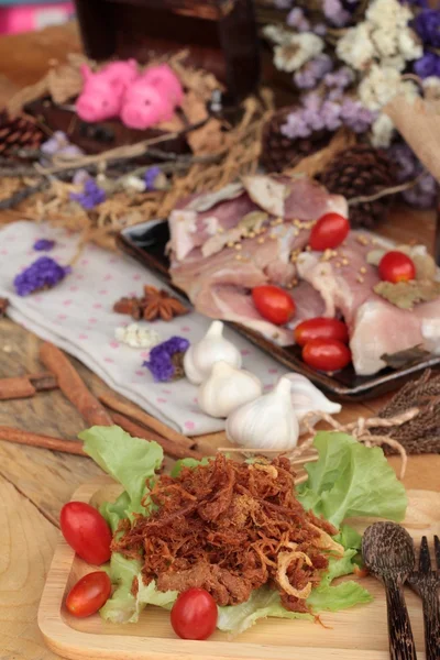 Trockener Schweinebraten in Streifen und rohes Schweinefleisch. — Stockfoto