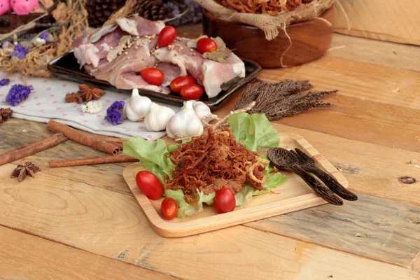 Domuz rostosu şeritler ve çiğ domuz Kuru.