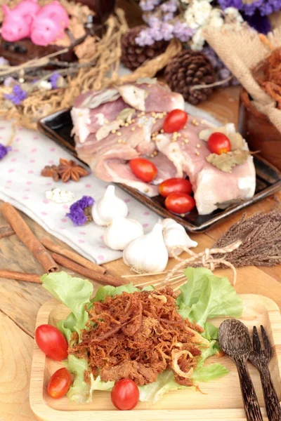 Domuz rostosu şeritler ve çiğ domuz Kuru.