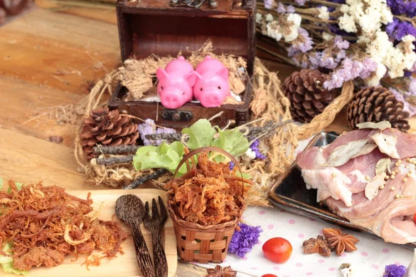 Domuz rostosu şeritler ve çiğ domuz Kuru.