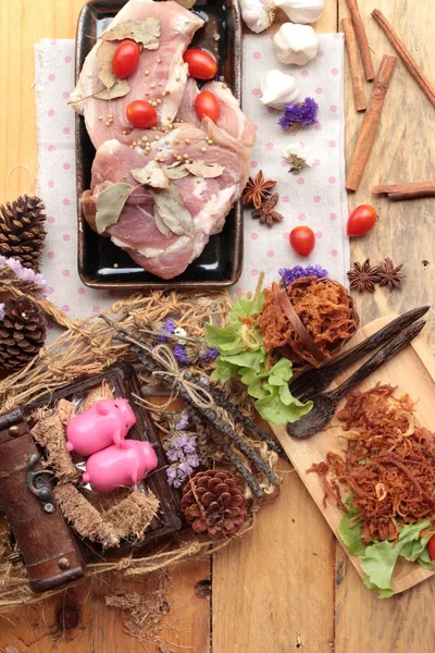 Trockener Schweinebraten in Streifen und rohes Schweinefleisch. — Stockfoto