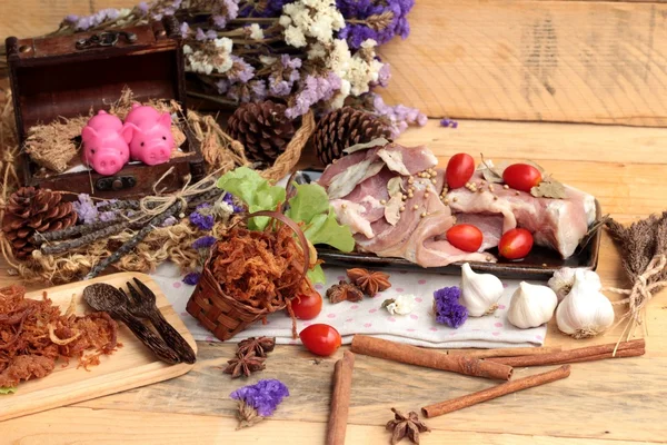 Domuz rostosu şeritler ve çiğ domuz Kuru.