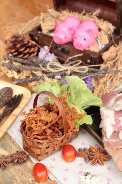 Domuz rostosu şeritler ve çiğ domuz Kuru.