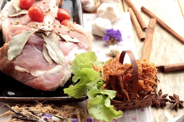 Domuz rostosu şeritler ve çiğ domuz Kuru.