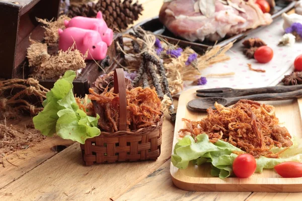 Domuz rostosu şeritler ve çiğ domuz Kuru.