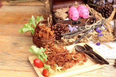 Kuru Kızartma domuz eti şeritler halinde.