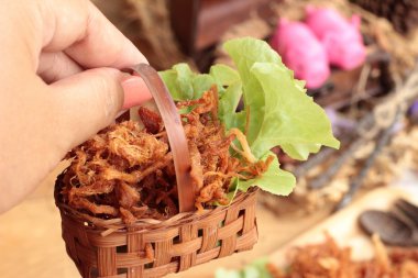 Kuru Kızartma domuz eti şeritler halinde.
