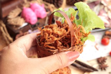 Domuz rostosu şeritler ve çiğ domuz Kuru.