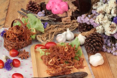 Kuru Kızartma domuz eti şeritler halinde.