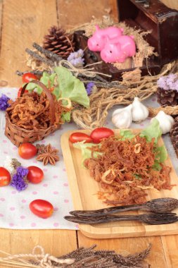 Kuru Kızartma domuz eti şeritler halinde.