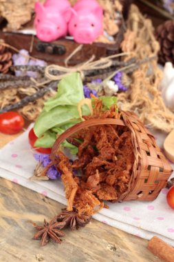 Kuru Kızartma domuz eti şeritler halinde.