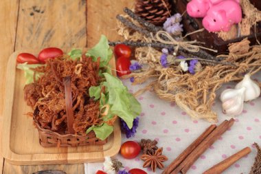 Kuru Kızartma domuz eti şeritler halinde.