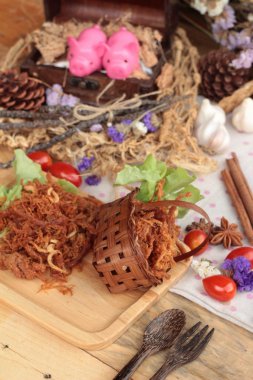 Kuru Kızartma domuz eti şeritler halinde.