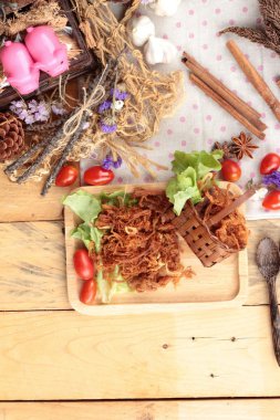 Kuru Kızartma domuz eti şeritler halinde.