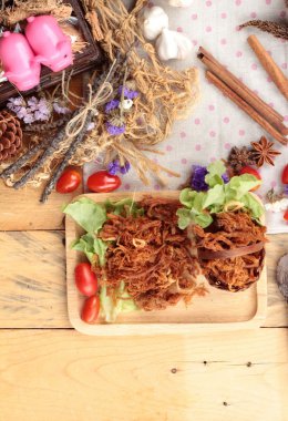 Kuru Kızartma domuz eti şeritler halinde.