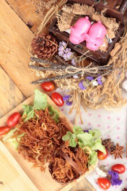 Kuru Kızartma domuz eti şeritler halinde.