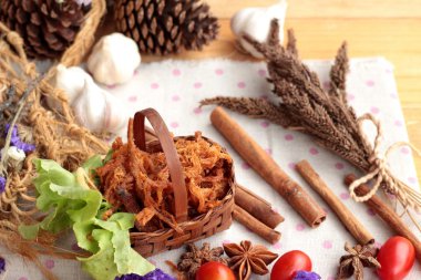 Kuru Kızartma domuz eti şeritler halinde.