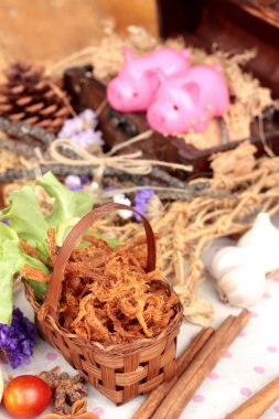 Kuru Kızartma domuz eti şeritler halinde.