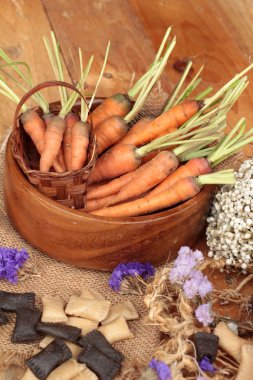 Ahşap arka plan üzerinde taze havuç