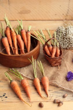 Ahşap arka plan üzerinde taze havuç