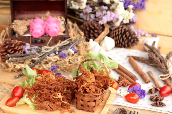 Kuru Kızartma domuz eti şeritler halinde.