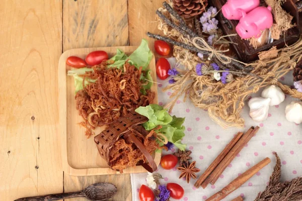 Trockener Schweinebraten in Streifen. — Stockfoto