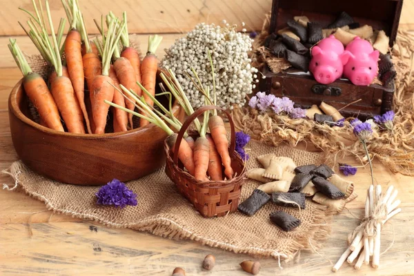 Ahşap arka plan üzerinde taze havuç