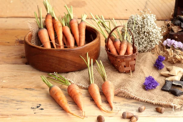 Ahşap arka plan üzerinde taze havuç