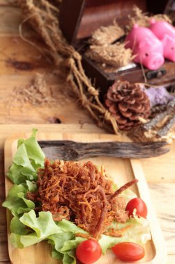 Kuru Kızartma domuz eti şeritler halinde.