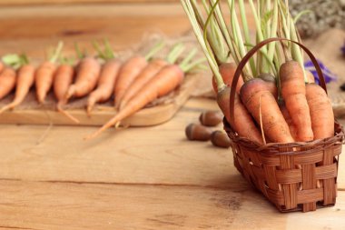 Ahşap arka plan üzerinde taze havuç