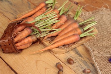 Ahşap arka plan üzerinde taze havuç