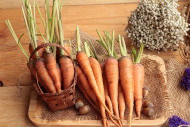 Ahşap arka plan üzerinde taze havuç