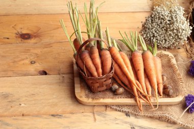 Ahşap arka plan üzerinde taze havuç