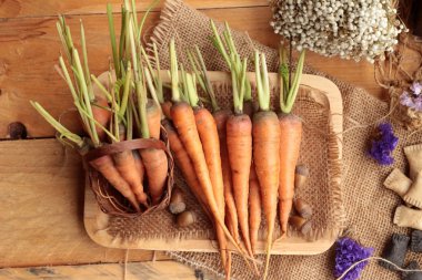 Ahşap arka plan üzerinde taze havuç