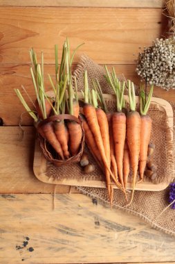 Ahşap arka plan üzerinde taze havuç