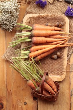 Ahşap arka plan üzerinde taze havuç