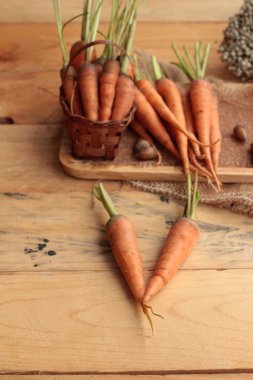 Ahşap arka plan üzerinde taze havuç