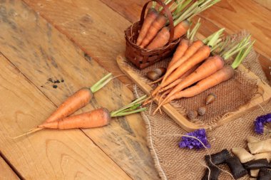 Ahşap arka plan üzerinde taze havuç