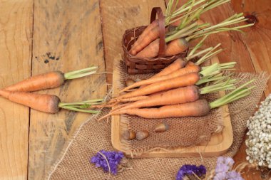 Ahşap arka plan üzerinde taze havuç