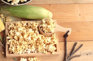 Patlamış mısır ve sarı kuru Mısır tahıl taze Mısır ile.