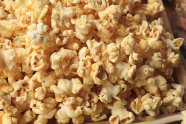 Patlamış mısır ve sarı kuru Mısır tahıl taze Mısır ile.