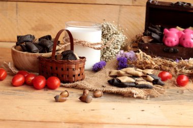 Bisküvi çikolata ve taze süt ile dolu.