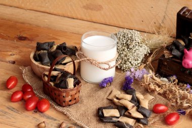 Bisküvi çikolata ve taze süt ile dolu.