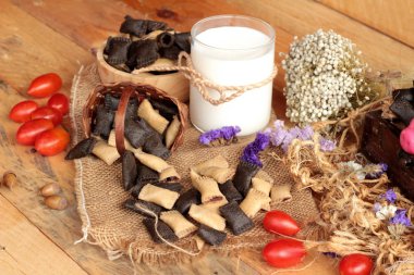 Bisküvi çikolata ve taze süt ile dolu.