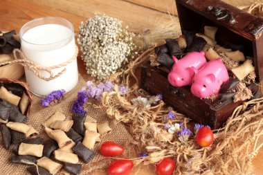 Bisküvi çikolata ve taze süt ile dolu.