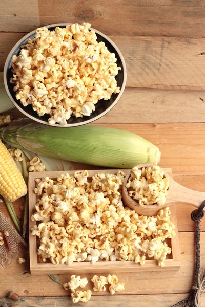 Popcorn och gul torr havre korn med färsk majs. — Stockfoto
