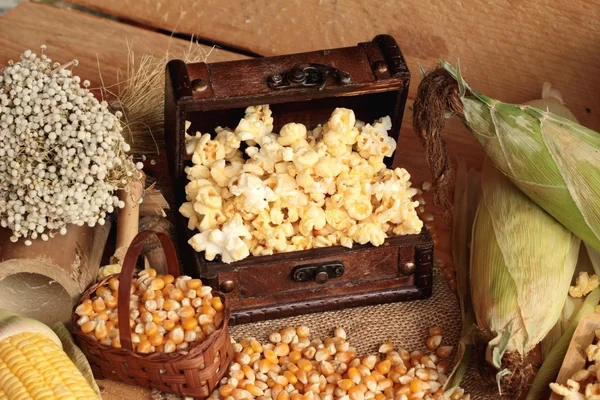 Popcorn und gelbes Maiskorn mit frischem Mais. — Stockfoto