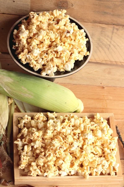 Palomitas de maíz y grano seco amarillo con maíz fresco . — Foto de Stock