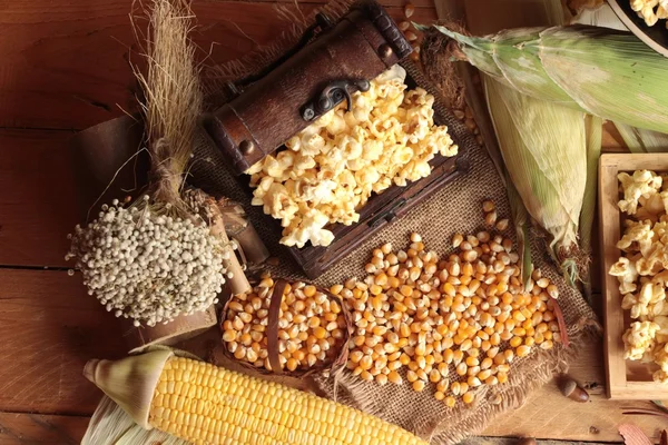 Popcorn und gelbes Maiskorn mit frischem Mais. — Stockfoto