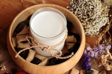 Bisküvi çikolata ve taze süt ile dolu.